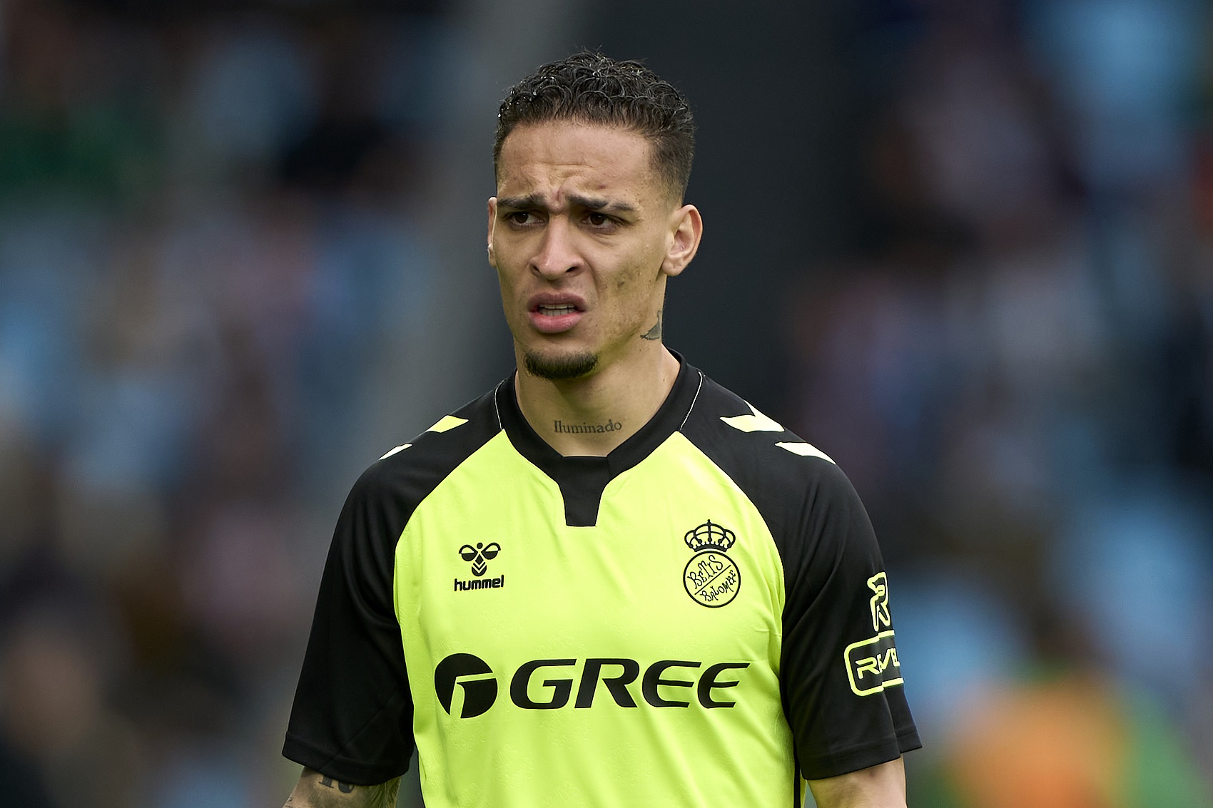 电竞赛程-曼联炸弹小队困境：高薪束缚、转会受阻、苦寻出路