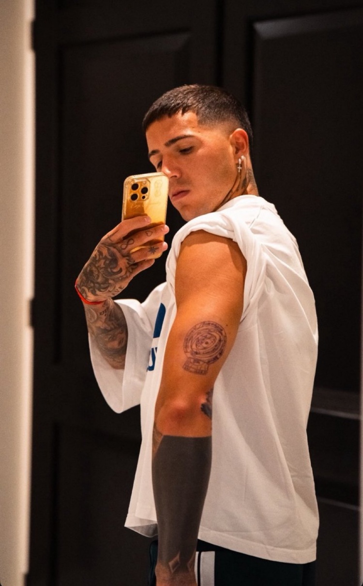 LOL S赛-恩佐将切尔西世俱杯荣耀永久铭刻，臂间奖杯纹身见证历史时刻