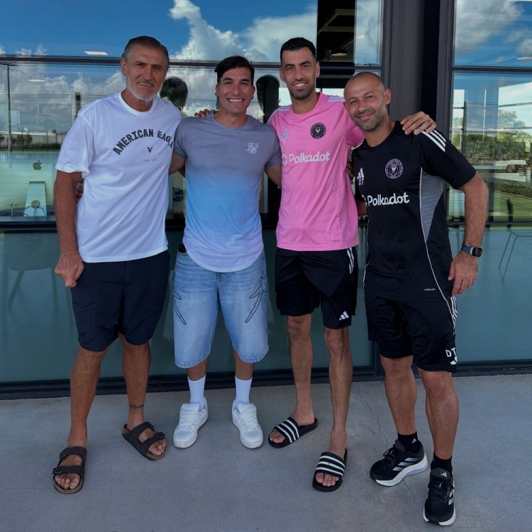 游戏下注-知名音乐人、前巴萨门将平托造访迈阿密国际,与梅西等人合影