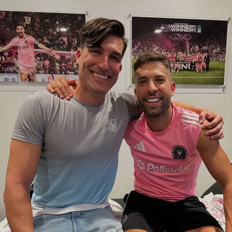 游戏下注-知名音乐人、前巴萨门将平托造访迈阿密国际,与梅西等人合影