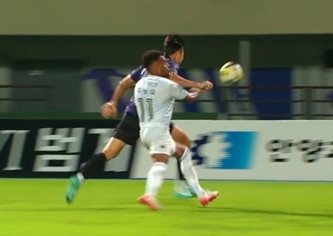 电竞赛程-因疑似肘击对手被直红罚下，K联赛官方今日宣布取消权敬原红牌