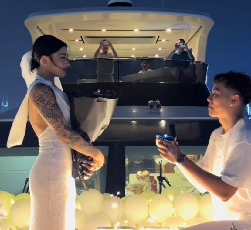 电竞赛程-恭喜!中国男篮25岁新星游艇浪漫求婚成功:女友双臂文身又美又飒