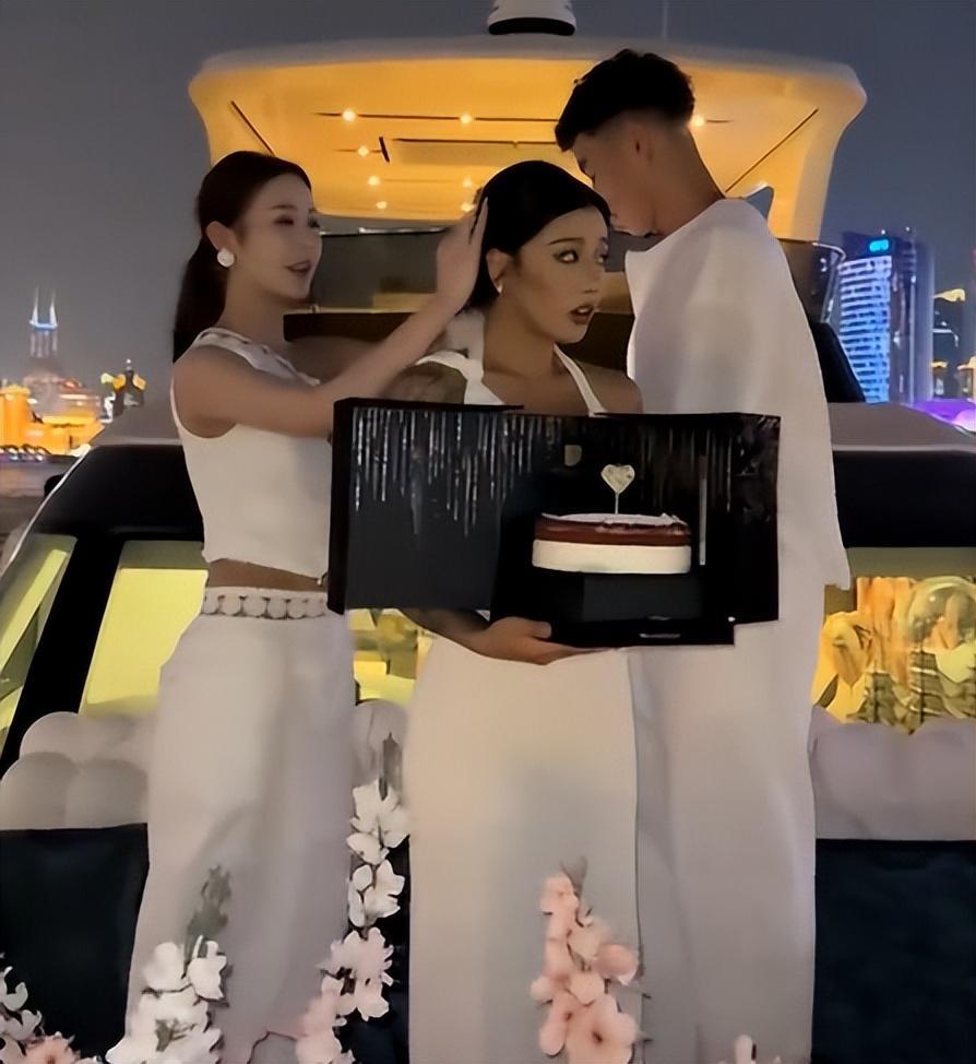 电竞赛程-恭喜!中国男篮25岁新星游艇浪漫求婚成功:女友双臂文身又美又飒