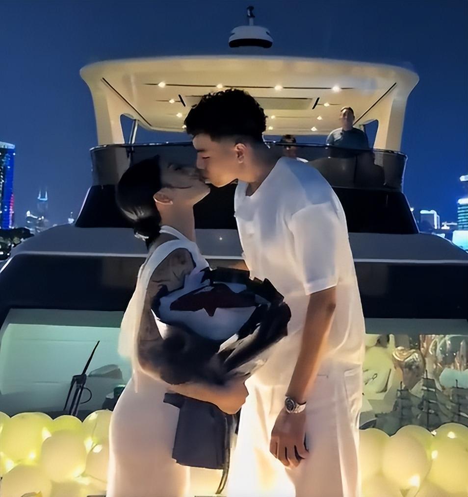 电竞赛程-恭喜!中国男篮25岁新星游艇浪漫求婚成功:女友双臂文身又美又飒