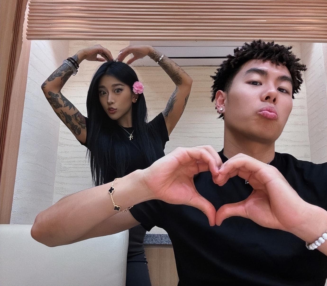 电竞赛程-恭喜!中国男篮25岁新星游艇浪漫求婚成功:女友双臂文身又美又飒