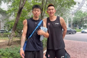 游戏下注-付豪晒与张镇麟&刘雁宇等合照:人生总有很多分岔路口 祝开心顺利