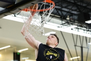 注册入口-休赛期很沉寂！湖人球员克内克特更新社媒 晒出一波训练照