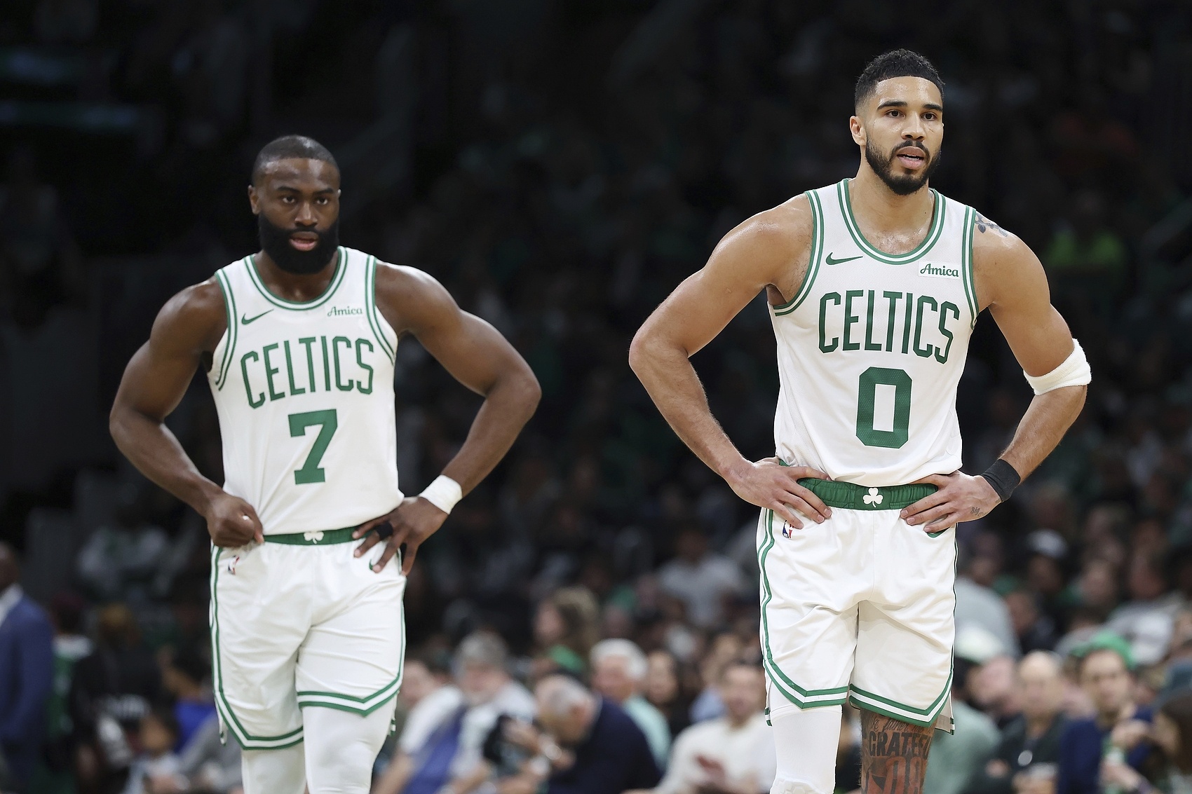 全球总决赛直播-绿军晒数据！2018至今季后赛胜场数：双探花72 勇士57 掘金51