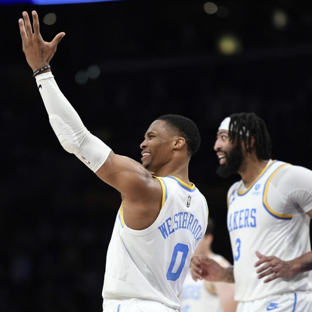 全球总决赛直播-第六人韦少焕发充足活力，湖人使用他有何新招式？