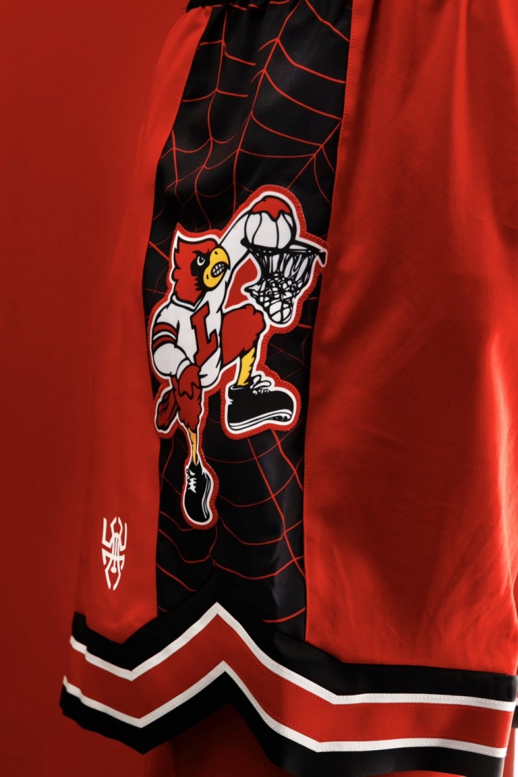 米切尔为母校设计特别款球衣！带有其个人Logo和蜘蛛侠元素！